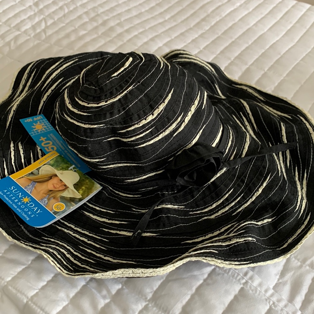 Sun Day Afternoons brim hat.  NWT.